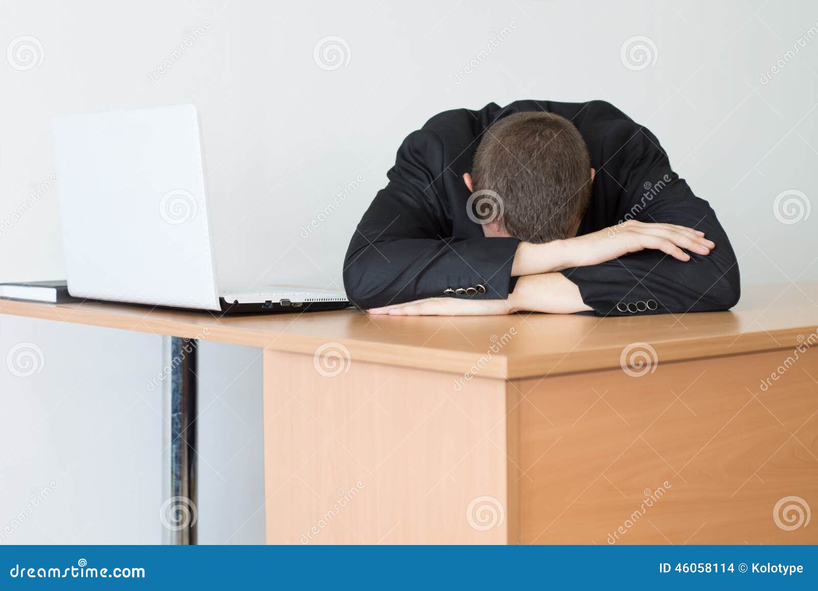 лежит на столе начальника 94