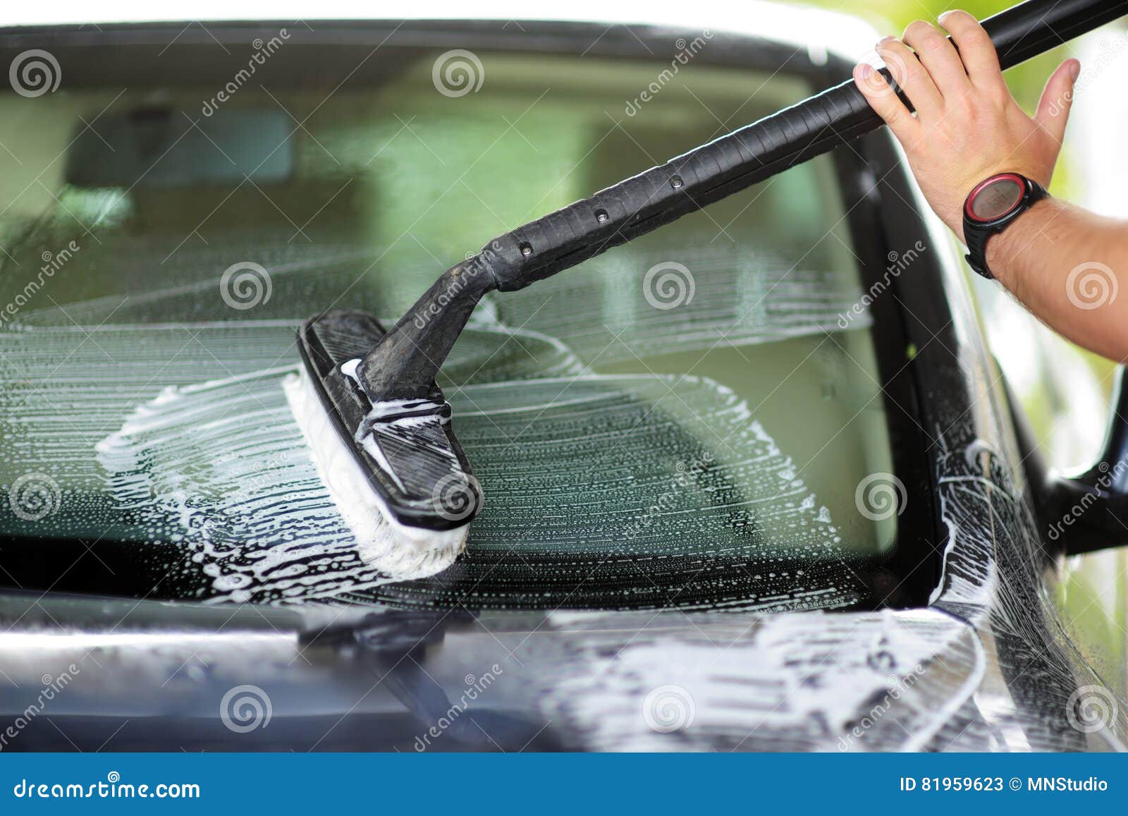 Мойка стекол автомобиля. Mercedes puh. Статическая грязь. Гринвей автополотенце видео как помыть машину. Как мыть черную машину без разводов.