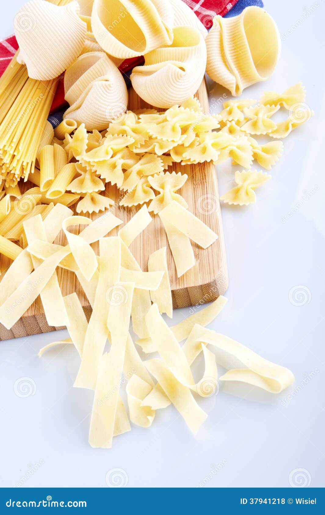 паста вид сверху. летящие макароны. необычные макароны. летящие макароны. летящие макароны.