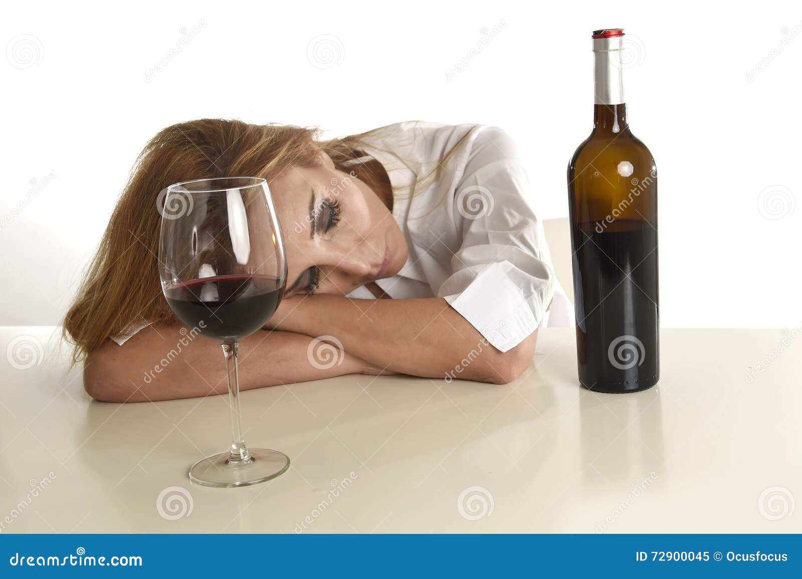 Коньяк во сне. Грусть вино. Женщина и алкоголь. Алкоголизм бокал.