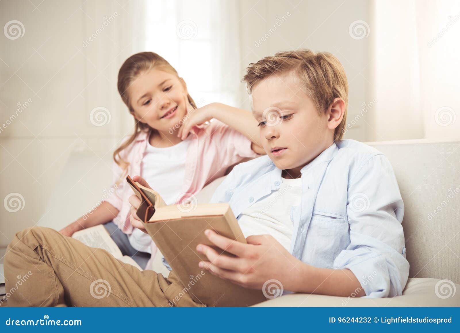 Читал с сестрой читал с ней. Братья и сёстры книга. Чтение книг брата с сестрой. Брат читает книгу сестре. Сестры читают книжку.