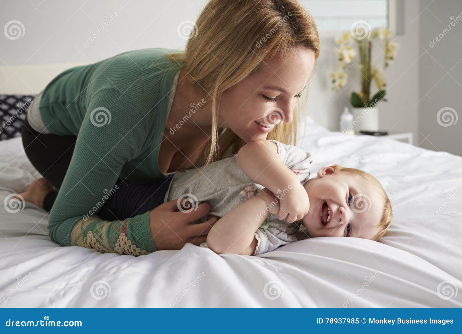 Женщина с ребенком плачет. Щипать маму. Щипаются дети детский сад. Дети дерутся в детском саду. Мама кричит на ребенка.