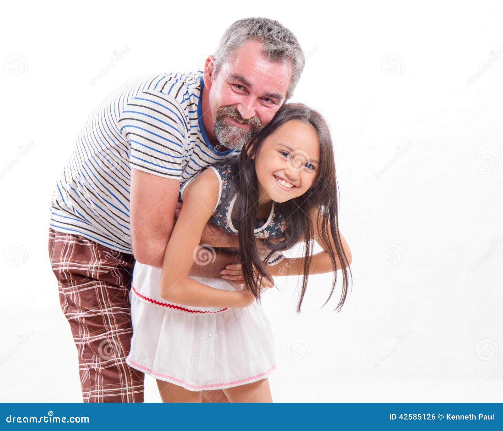Дочка трогает отец