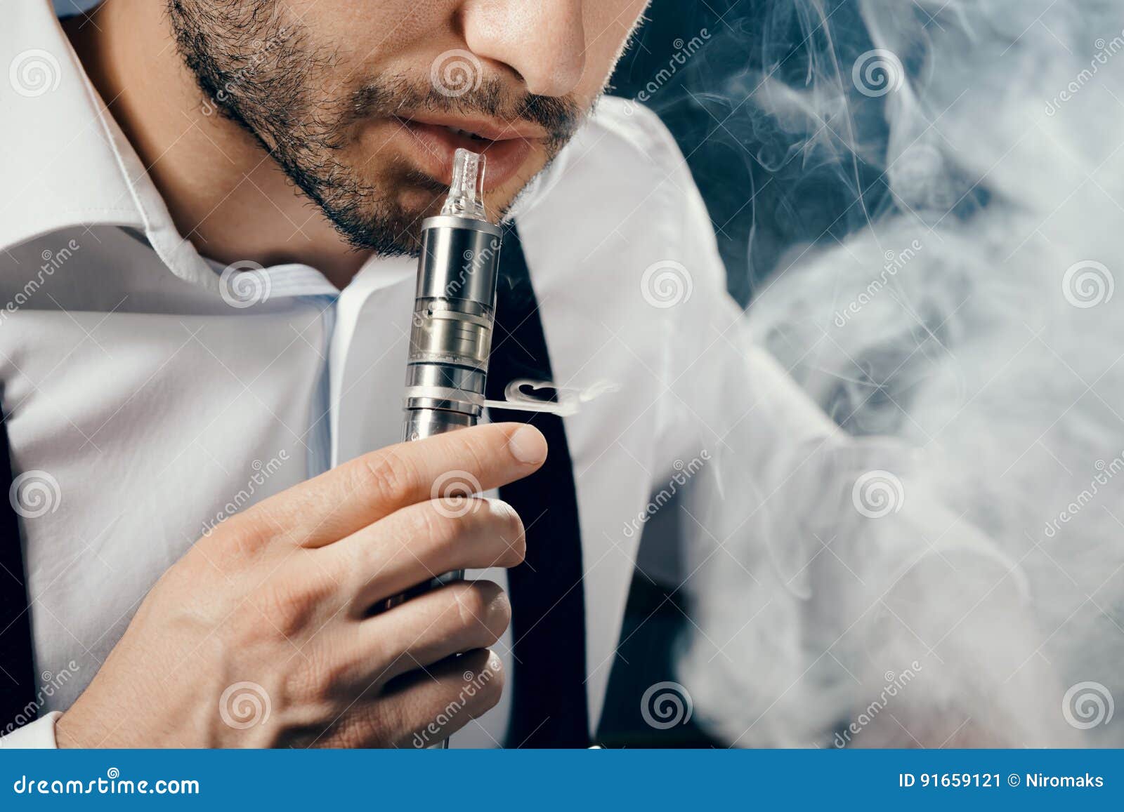 Мужчина подобрал электронную сигарету. Человек с электронной сигаретой. Электронные сигареты убивают. Электронные сигареты и обычные на белом.