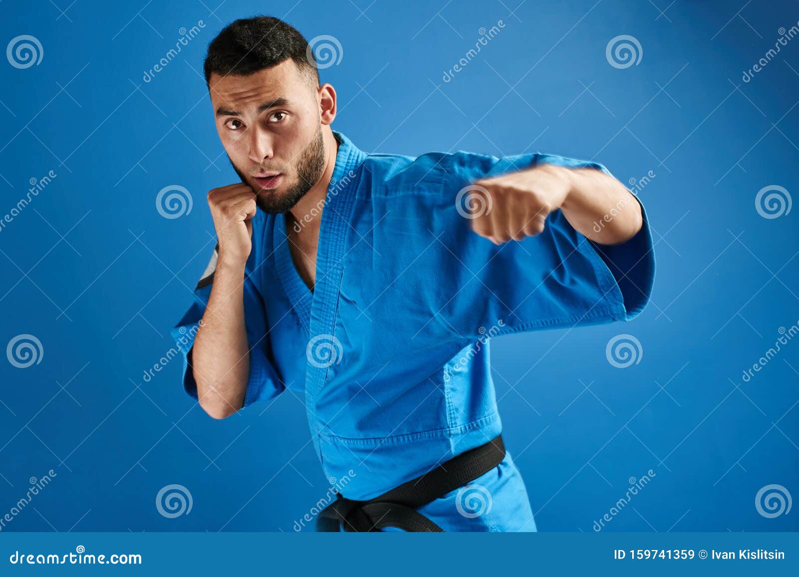 Я спешу на тренировку в кимоно сражаюсь. Каратист синий. Казах в кимоно. Азиат каратист. Карате синь.