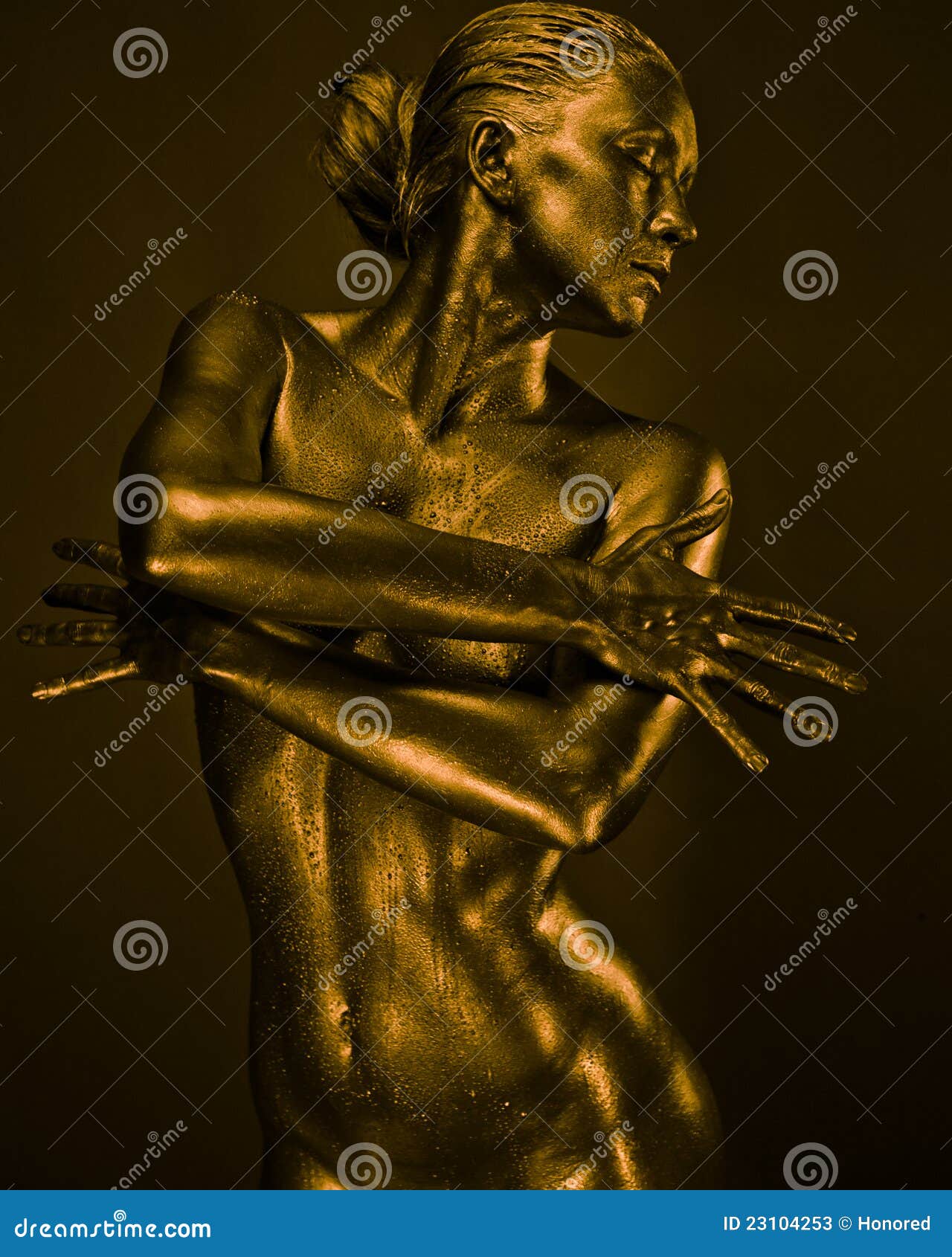 Голое тело матери. Золотая скульптура женщины. Женщина из жидкого металла. Скульптура женского тела.