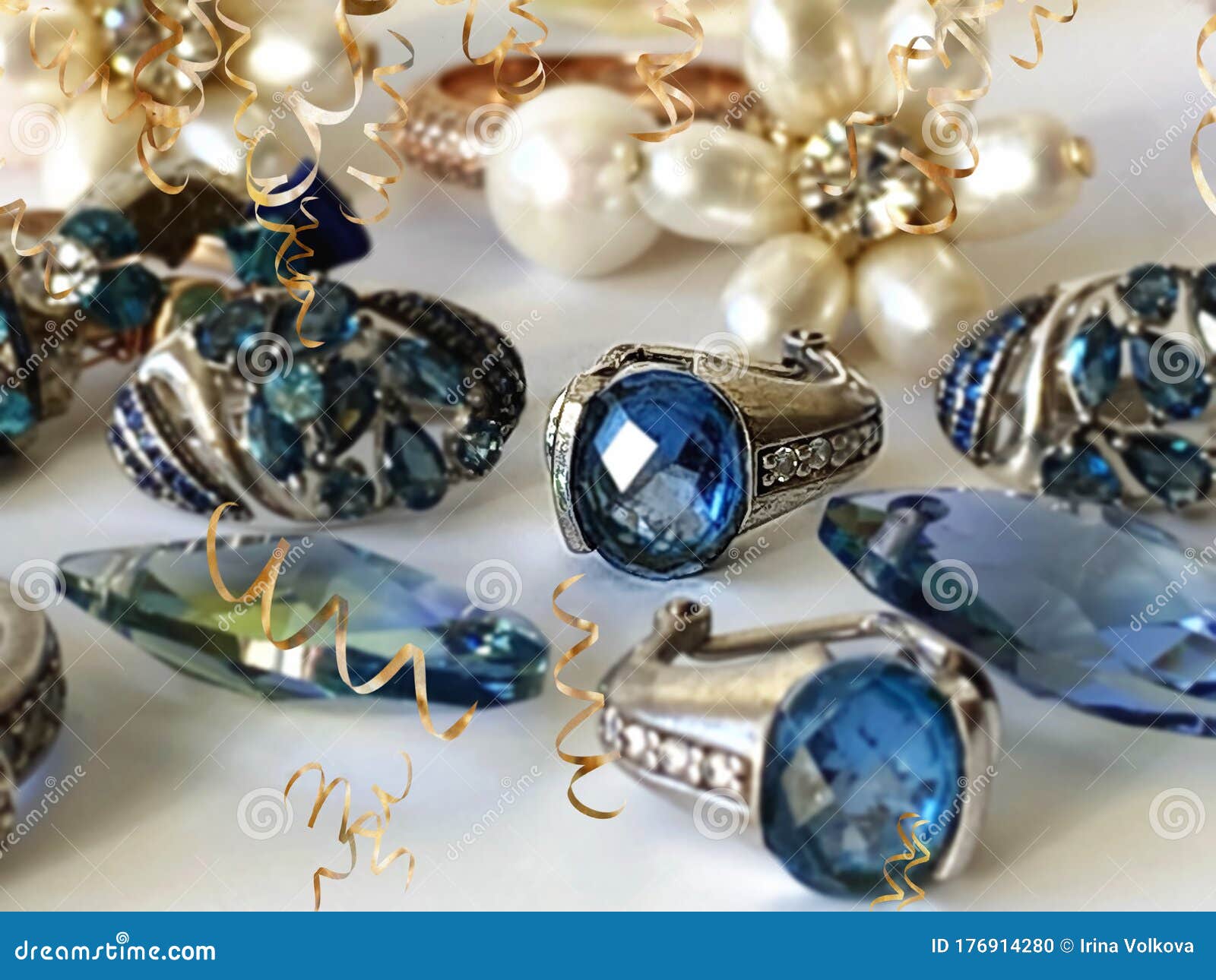 Камень золотых ювелирных изделий серебряный голубой звонит конец ожерельяколец драгоценных камней Earrings зеленый изумрудный гол Стоковое Фото -изображение насчитывающей самоцвет, торжество: 176914280