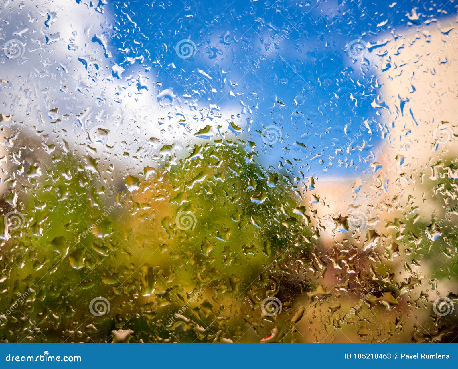 Капли дождя на стекле. Запачканная фон с облаками растительности дома и  небом Стоковое Изображение - изображение насчитывающей отражение, дождь:  185210463
