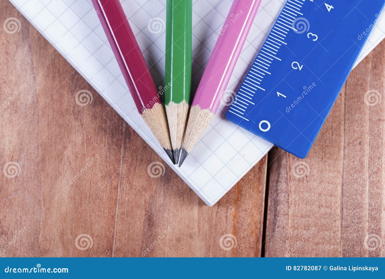 На столе лежит линейка карандаш. Карандаши линейки тетради на столе. Линейка и карандаш на столе. Блокнот и карандаш. Ручки и карандаши лежат на столе.