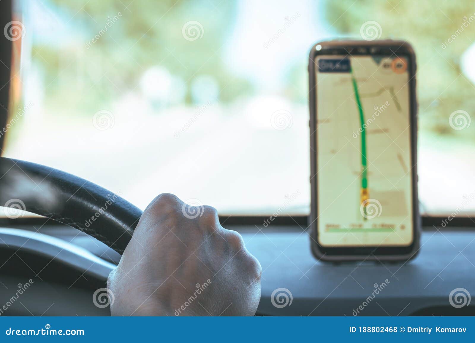 Карта на смартфонах приборной панели автомобиля. Мобильный телефон с Gps  или навигацией глонасс. Рука водителя держит руль Стоковое Фото -  изображение насчитывающей рука, экран: 188802468
