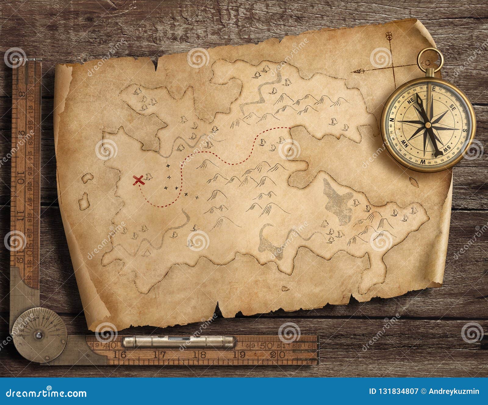 Карта лежит на столе. Старинная карта сокровищ. Пиратская карта. Старинная карта клада. Старые пиратские карты.