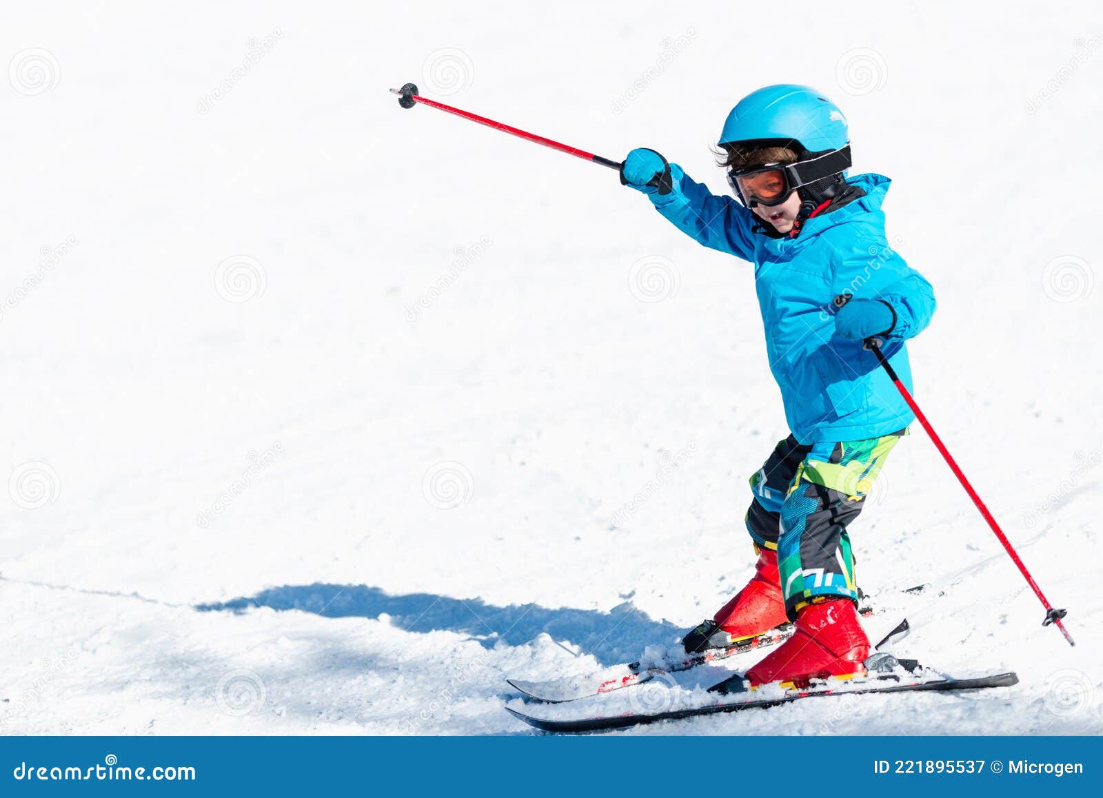 Маленькие лыжники. Дети на лыжах. Горнолыжный спорт дети. Мальчик на лыжах. Лыжные гонки дети.