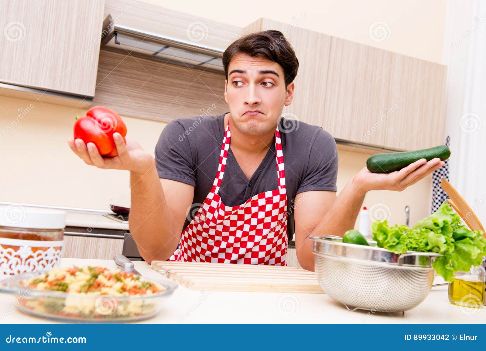 Рецепт приготовления мужчины. Мужчина готовит. Мужчина варит суп. Повар мужчина на кухне. Мужчина готовит на кухне.