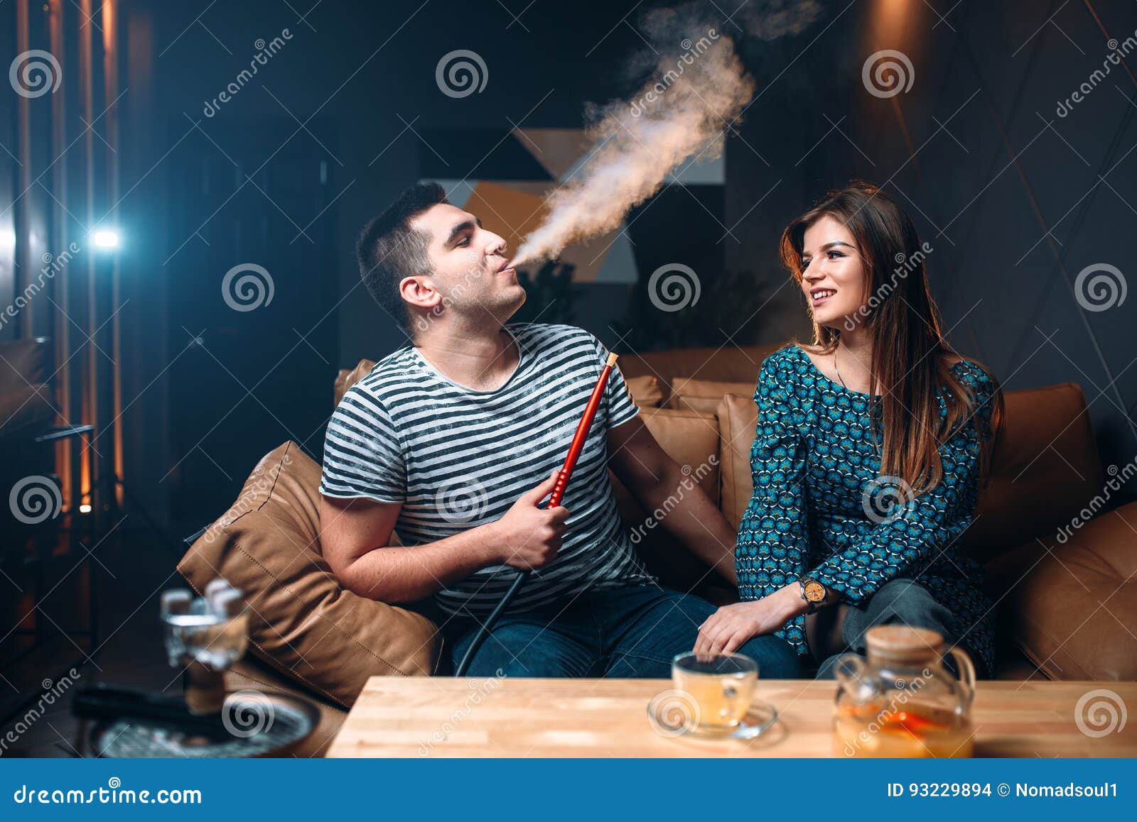 Муж курит в квартире. Кальян фотосессия. Девушка с кальяном. Кальян пар. Пары с кальянами.