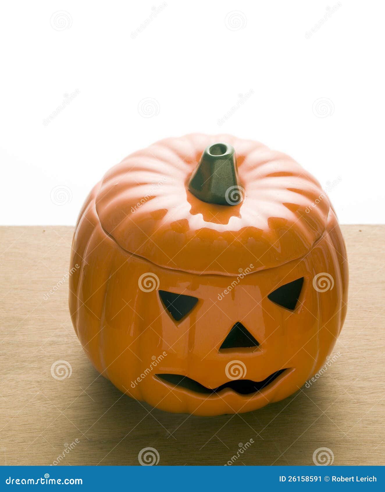 фото около Керамический фонарик o Jack тыквы на Halloween. изображение насч...