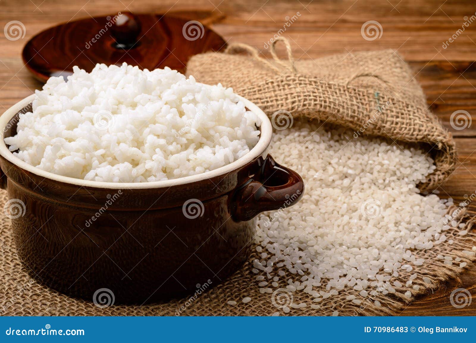 Кипящий рис. Рис. Белый рис. Рис в тарелке. Белый рис вареный.