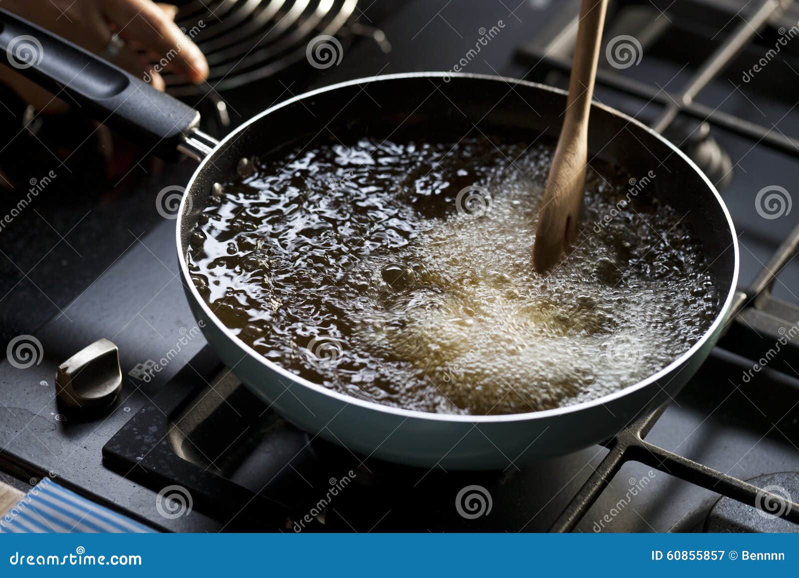 Топленое кипящее масло для приготовления пищи