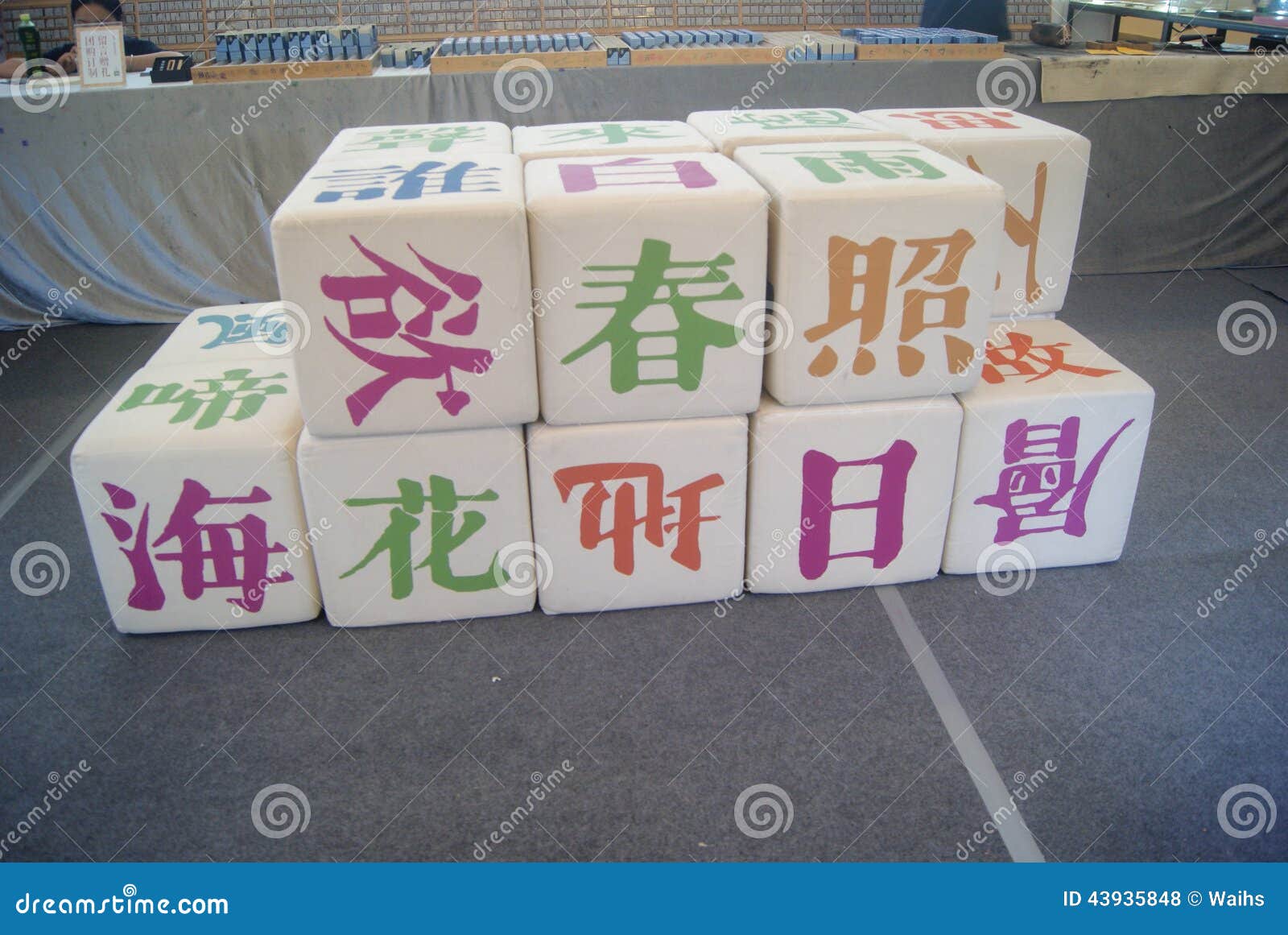 16 серых коробок на китайском