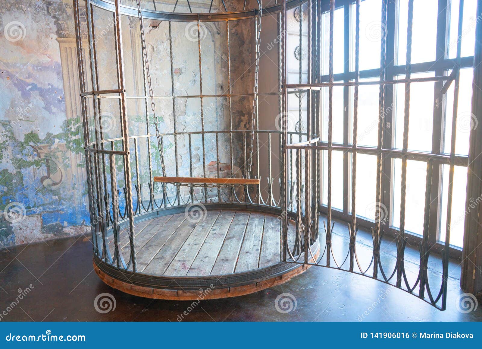 Клетка огромного круга утюга человеческая с внутренностью качания мебель Bdsm сделанная из стали Стоковое Фото - изображение насчитывающей никто, старо: 141906016