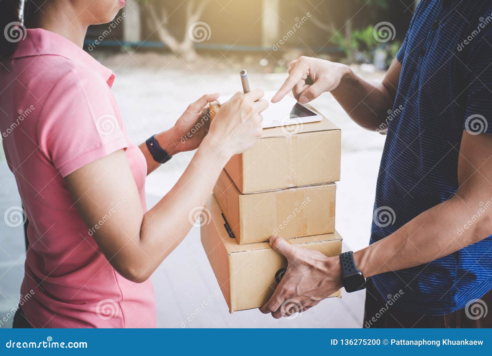 To give back. Giving box. Give that box me. Food donation. Передает коробку.