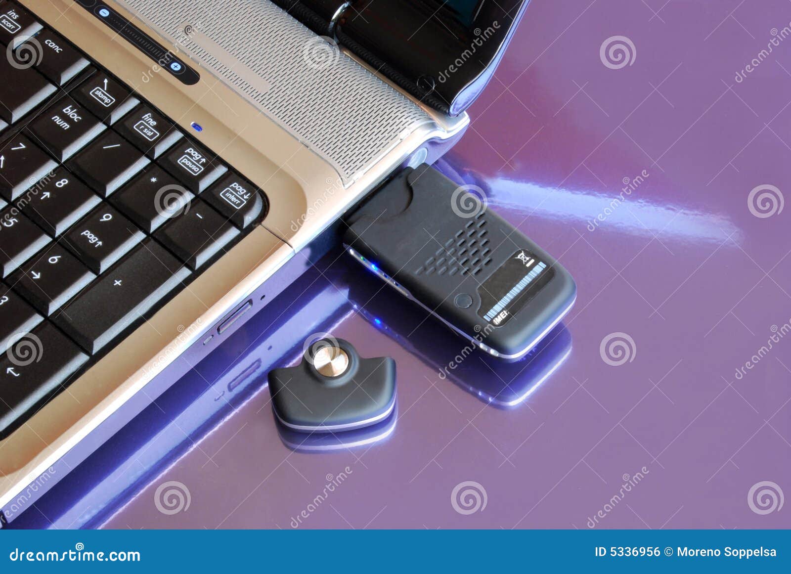 ключевой Usb тетради модема 3g Стоковое Фото - изображение насчитывающей  гигабайт, почта: 5336956