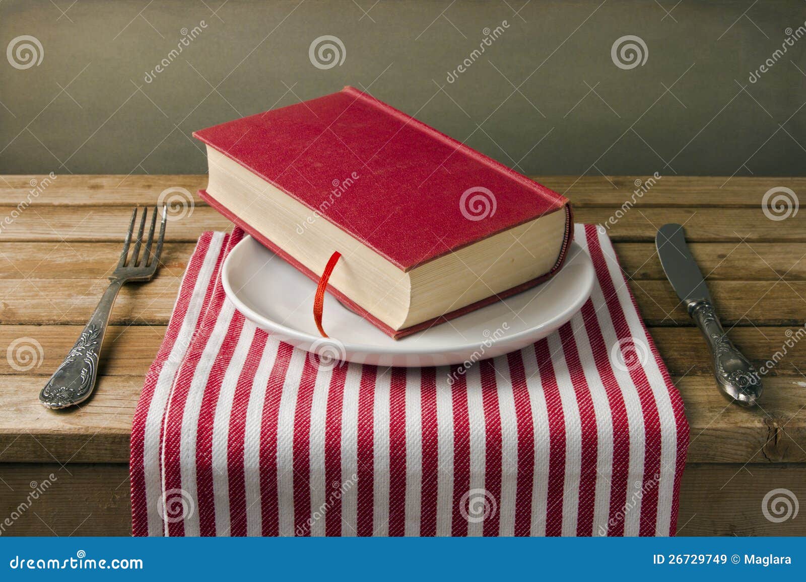 Книга на столе