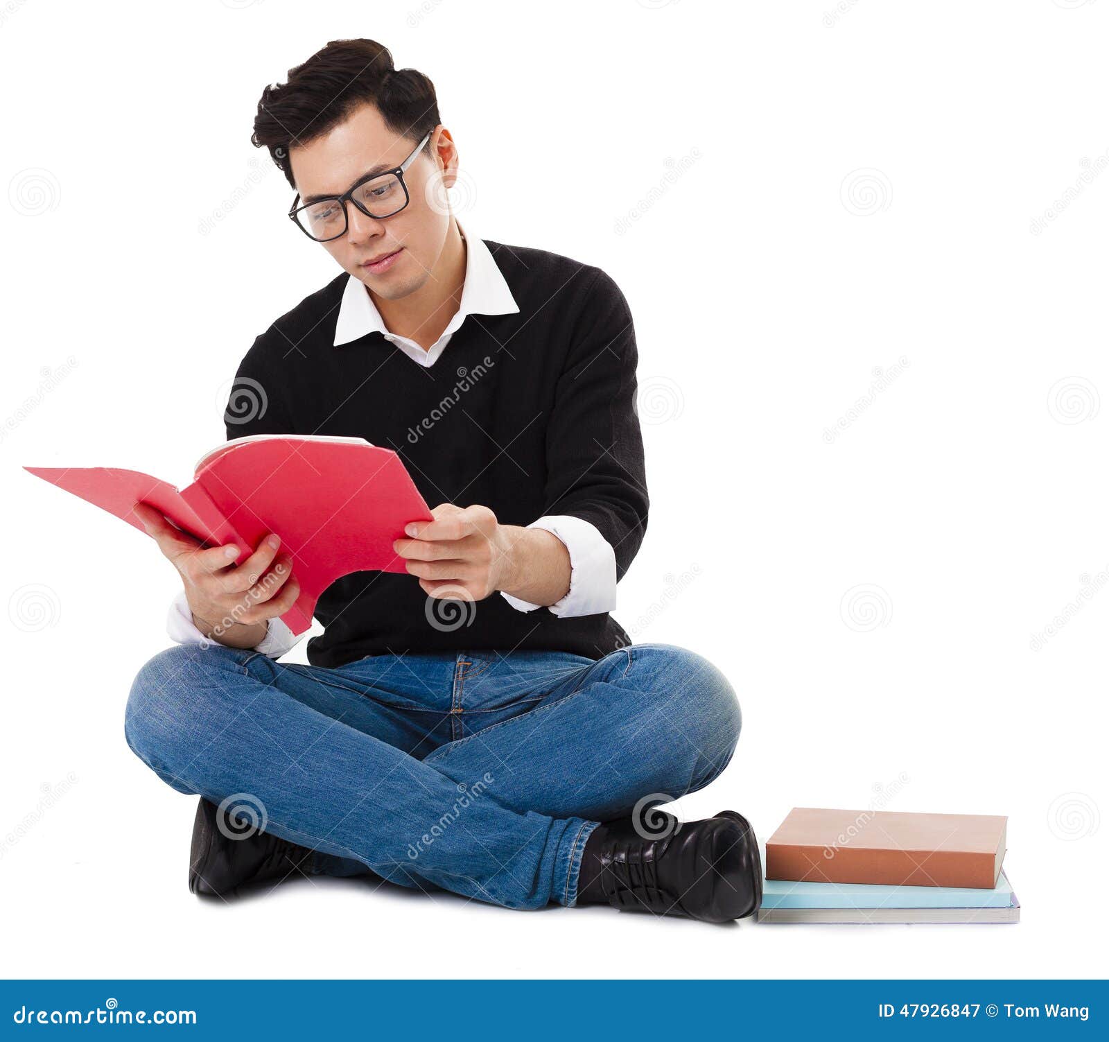 Tom reads a book