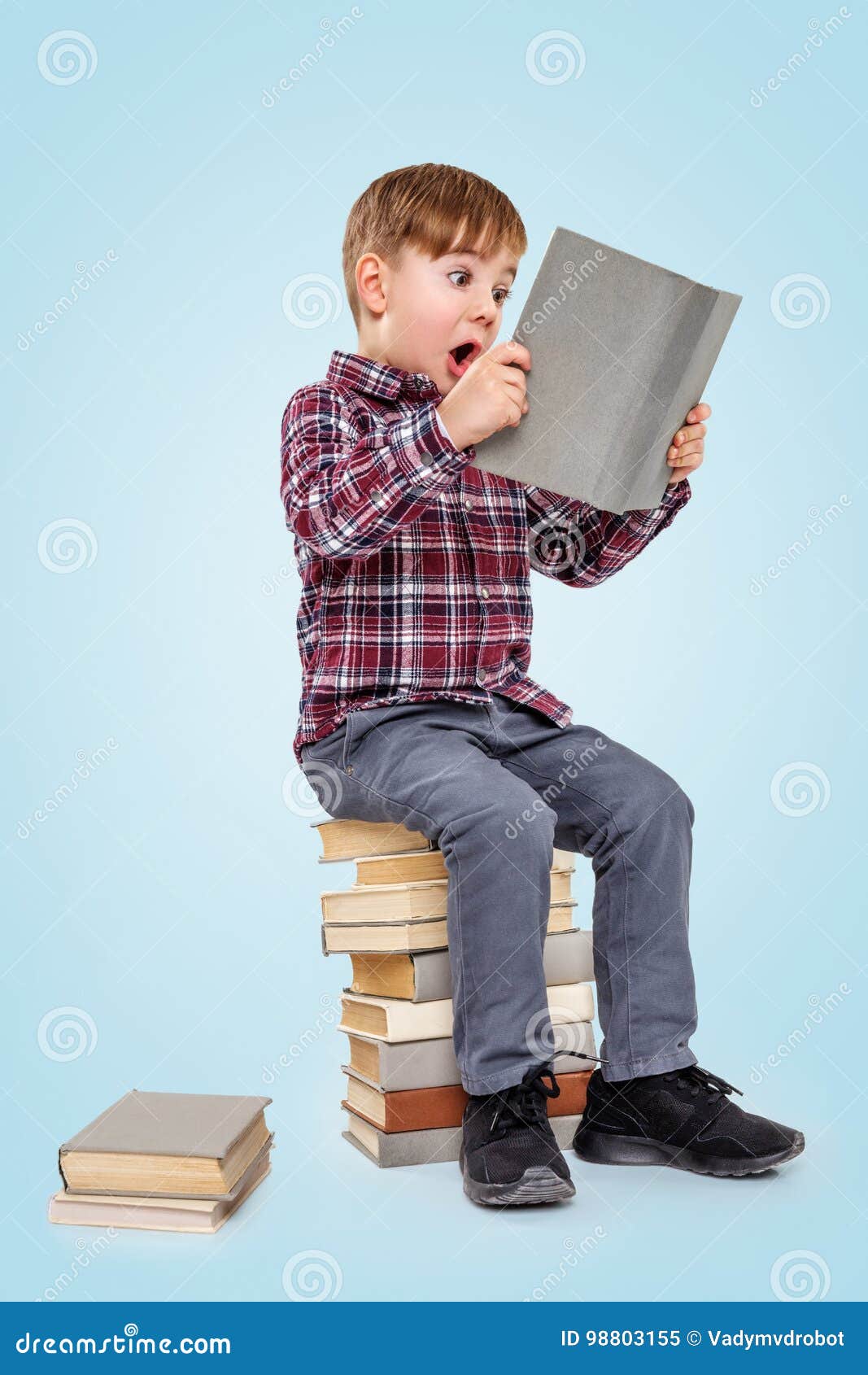 Читатель сидеть. Мальчик с книжкой. Мальчик сидит читает. Сидит с книгой. Мальчик сидит на книжках.