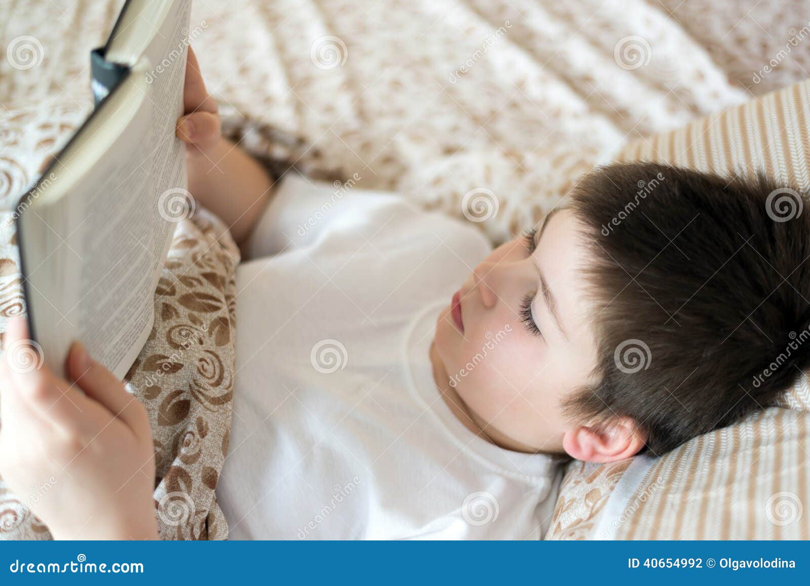 Читать лежа в постели