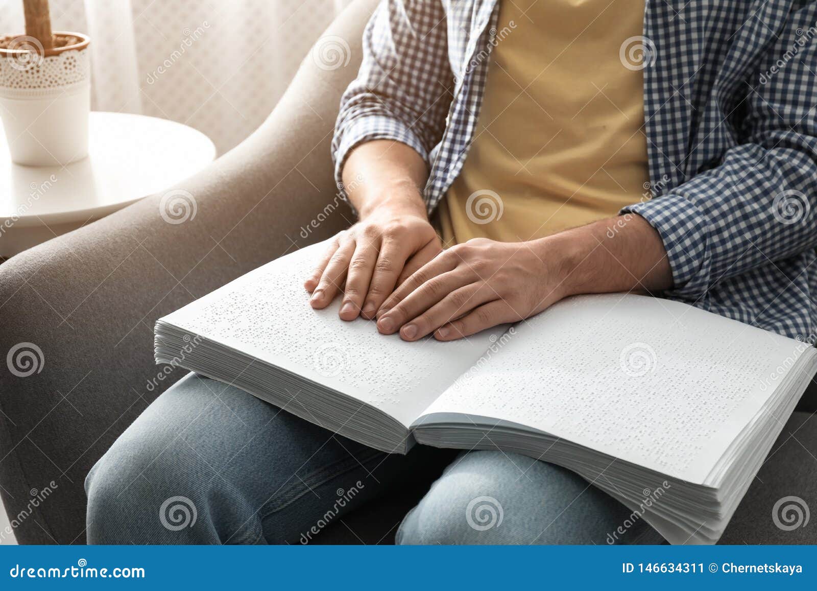 Чтение для слепых по брайлю. Книга написанная слепым. Книги с рельефно-точечным шрифтом по системе брайля. Книга написанная слепым. Слепой читает.