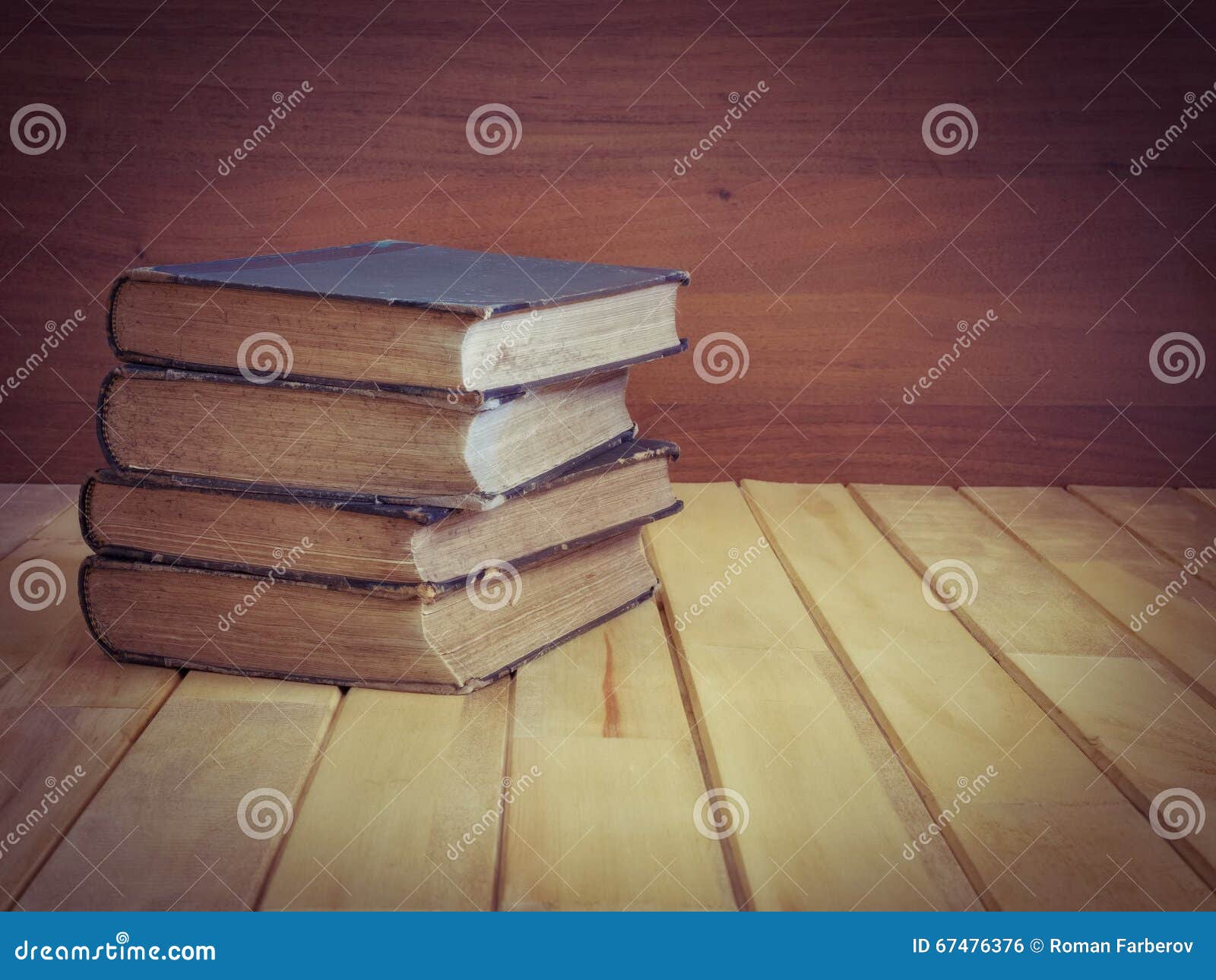 Книга на столе