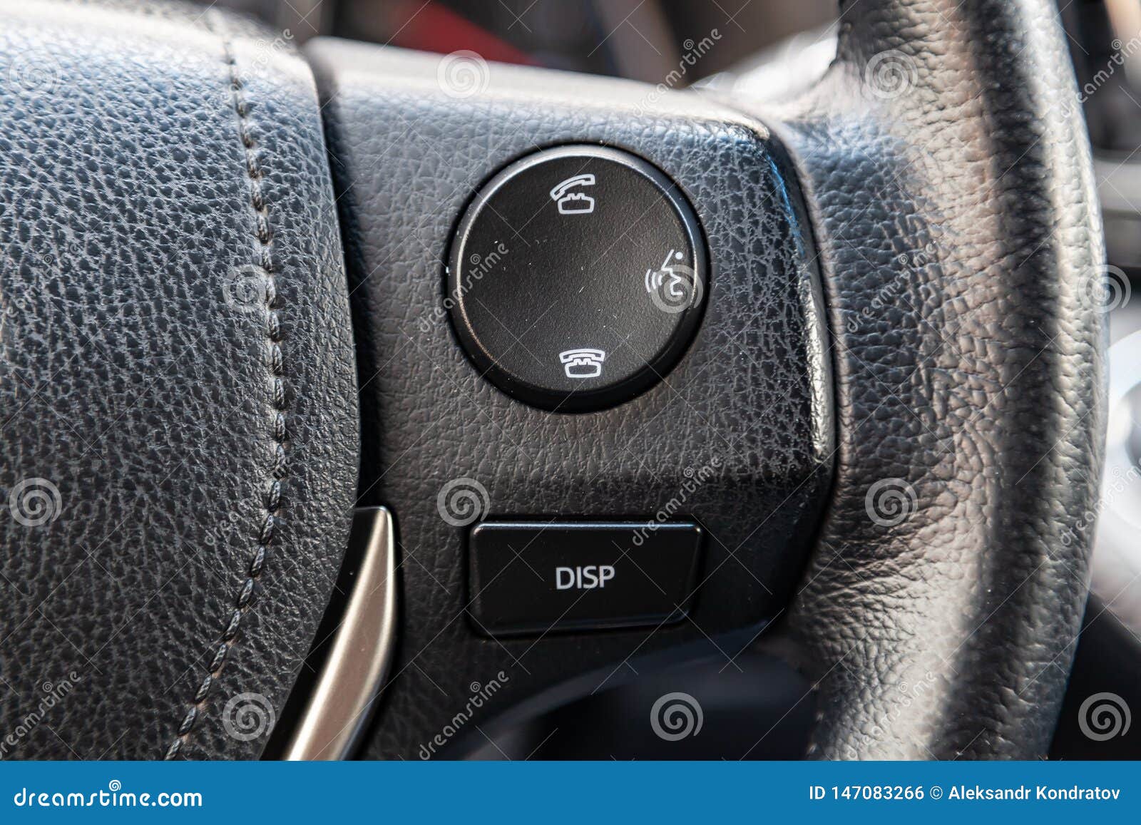 Кнопки управлением телефона через Bluetooth на руле конца-вверх автомобиля,  системы Стоковое Фото - изображение насчитывающей управлять, внутрь:  147083266