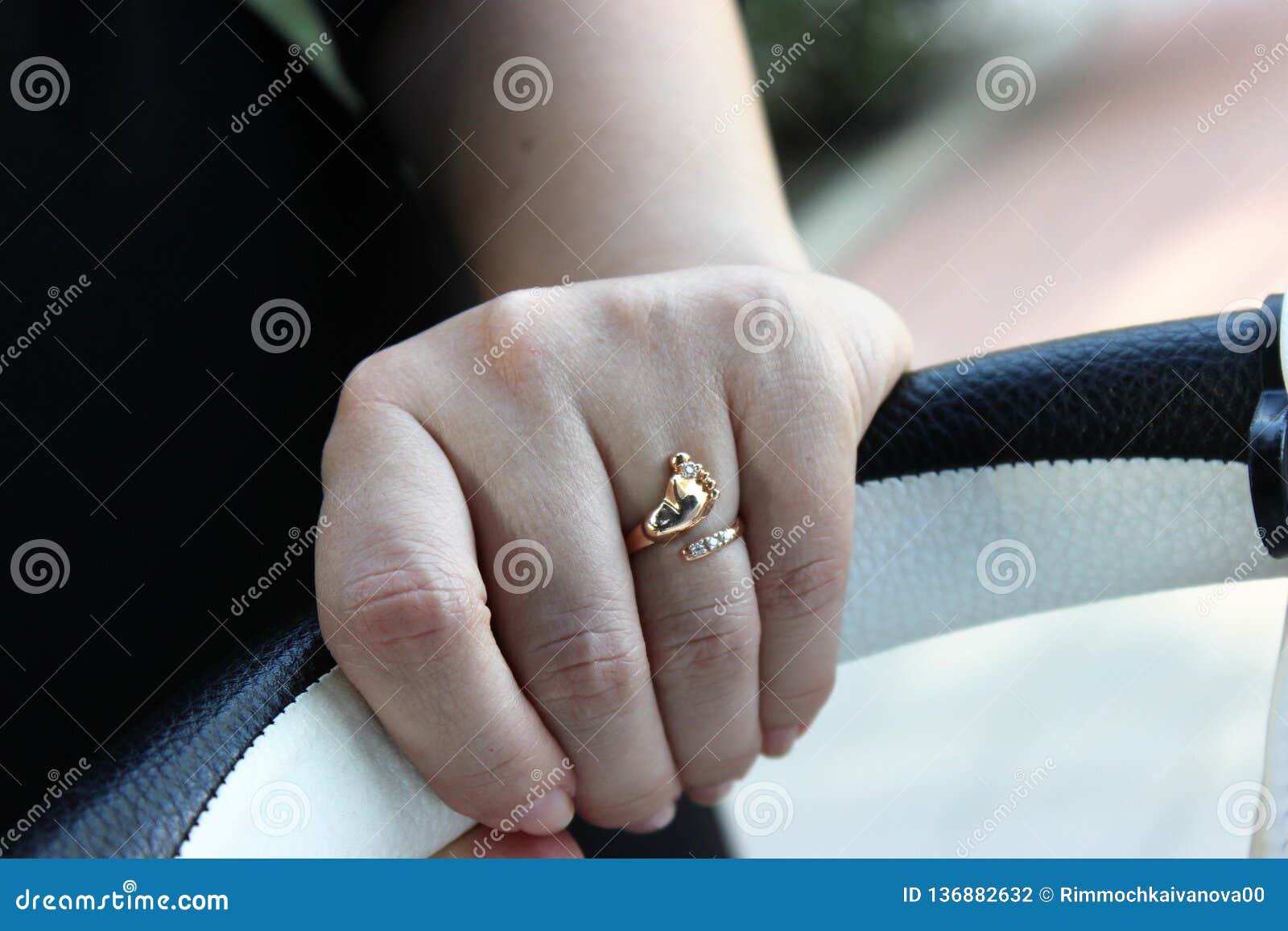 Кольцо на руке женщины он полюбил, данный в честь рождения ребенка Стоковое Фото - изображение насчитывающей его, женщина: 136882632