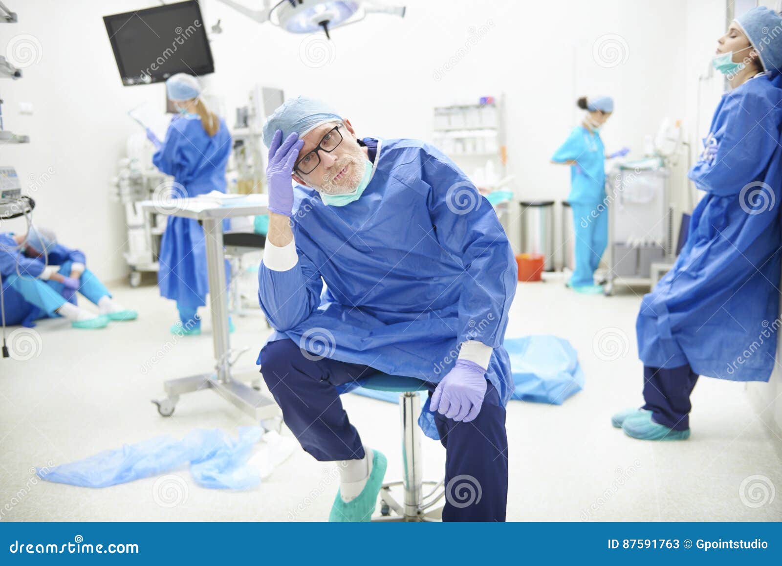 Работник после операции. Уставший врач после операции.