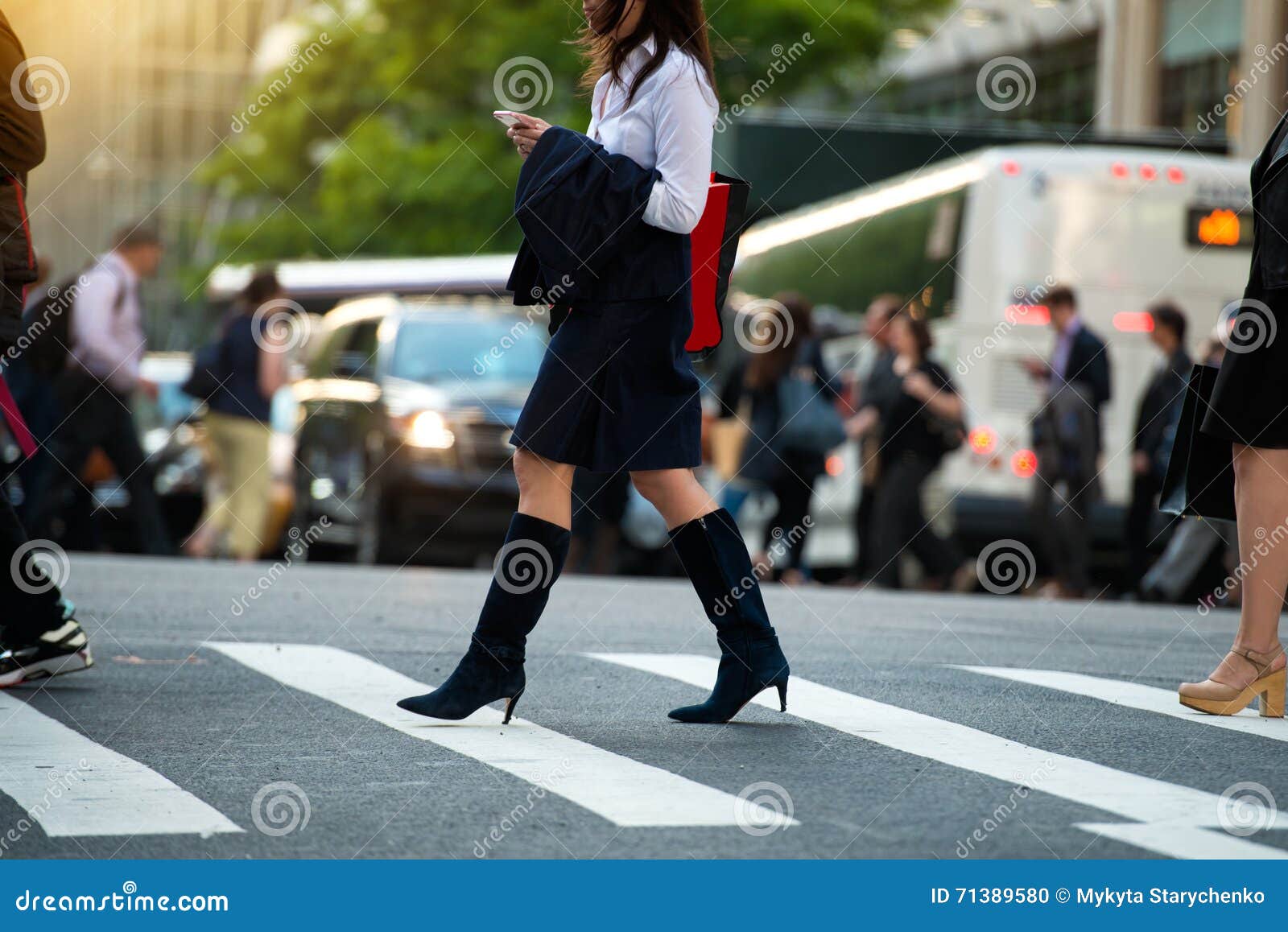 Don't use your phone. Walk to new york. People walking on the street. Pretty woman, walking down the street song. Нью-йорк люди фото.