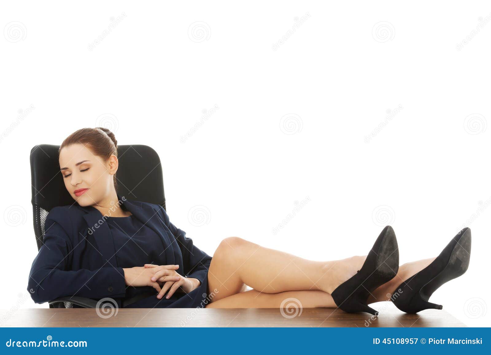 Почему закидывают ногу на ногу. Девушка сидит закинув ноги на стол. Девушка закинула ноги на стол. Девушка положила ногу на ногу. Девушка сидит нога на ногу.