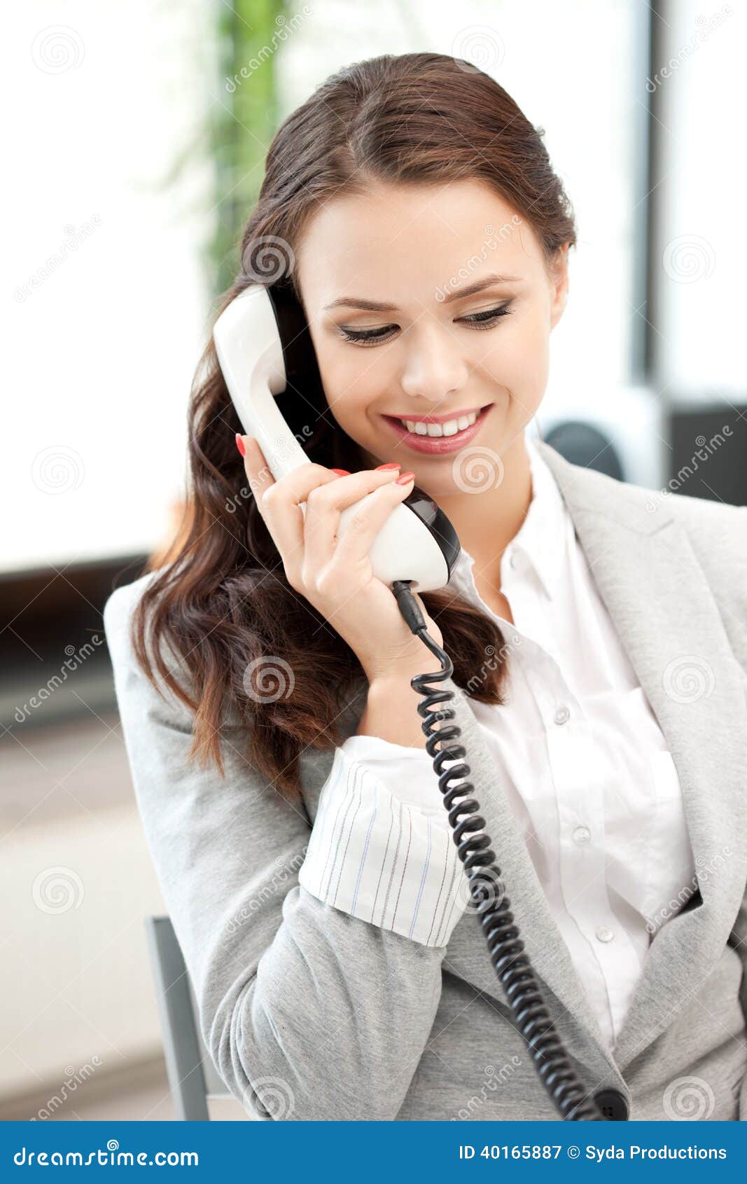 Жена разговаривает по телефону а ее. Женщина с телефонной трубкой. Женщина с трубкой телефона. Девушка с телефоном. Девушка разговаривает по телефону.