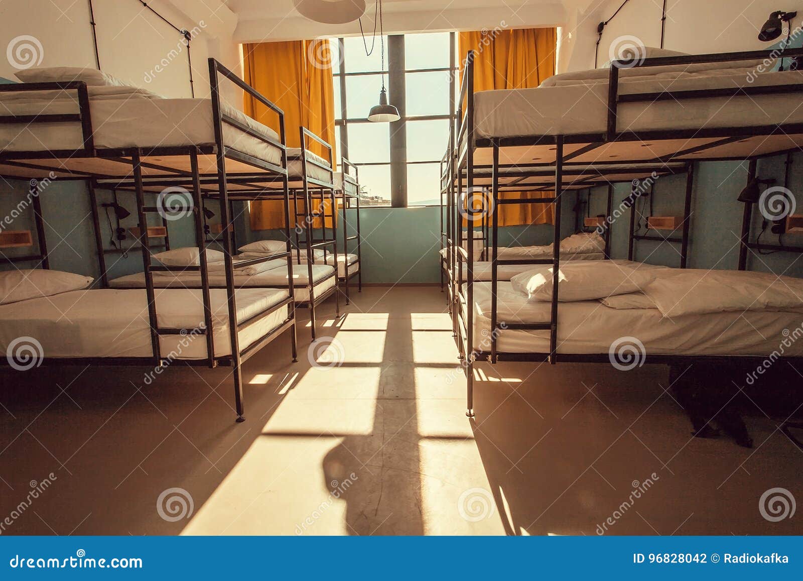 Двухэтажное общежитие. Тбилиси хостел Backpackers. Двухэтажное общежитие с 4 комнатами. Финские модульные общежития внутри.