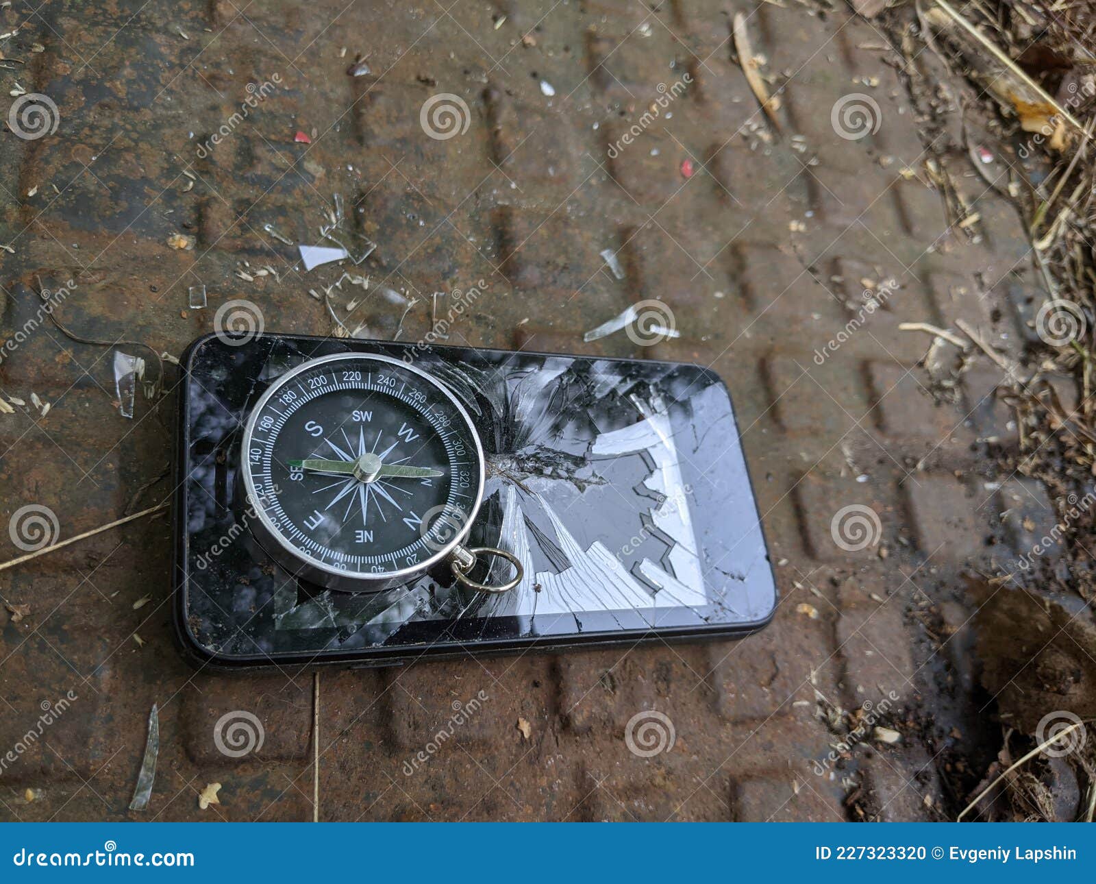 компас на разбитом телефоне Стоковое Фото - изображение насчитывающей  город, сообщения: 227323320