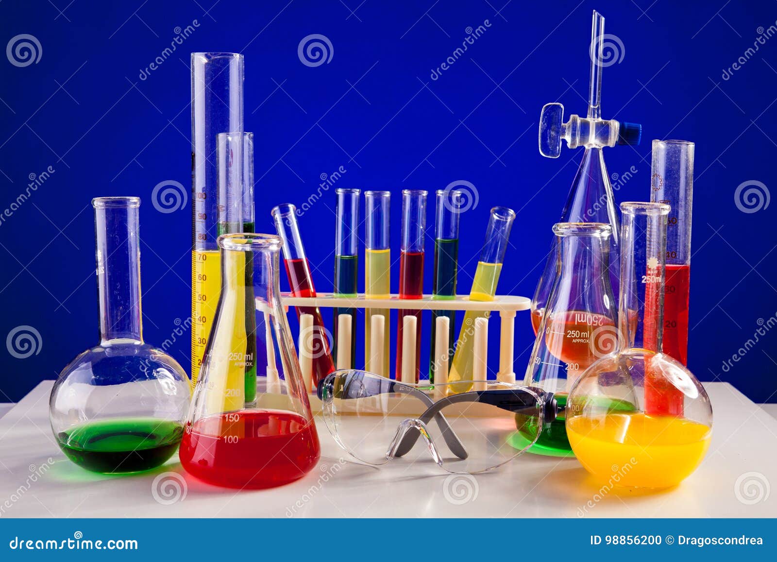 Цветная химия. Колбы химические. Химия лаборатория. Атрибуты химической лаборатории.