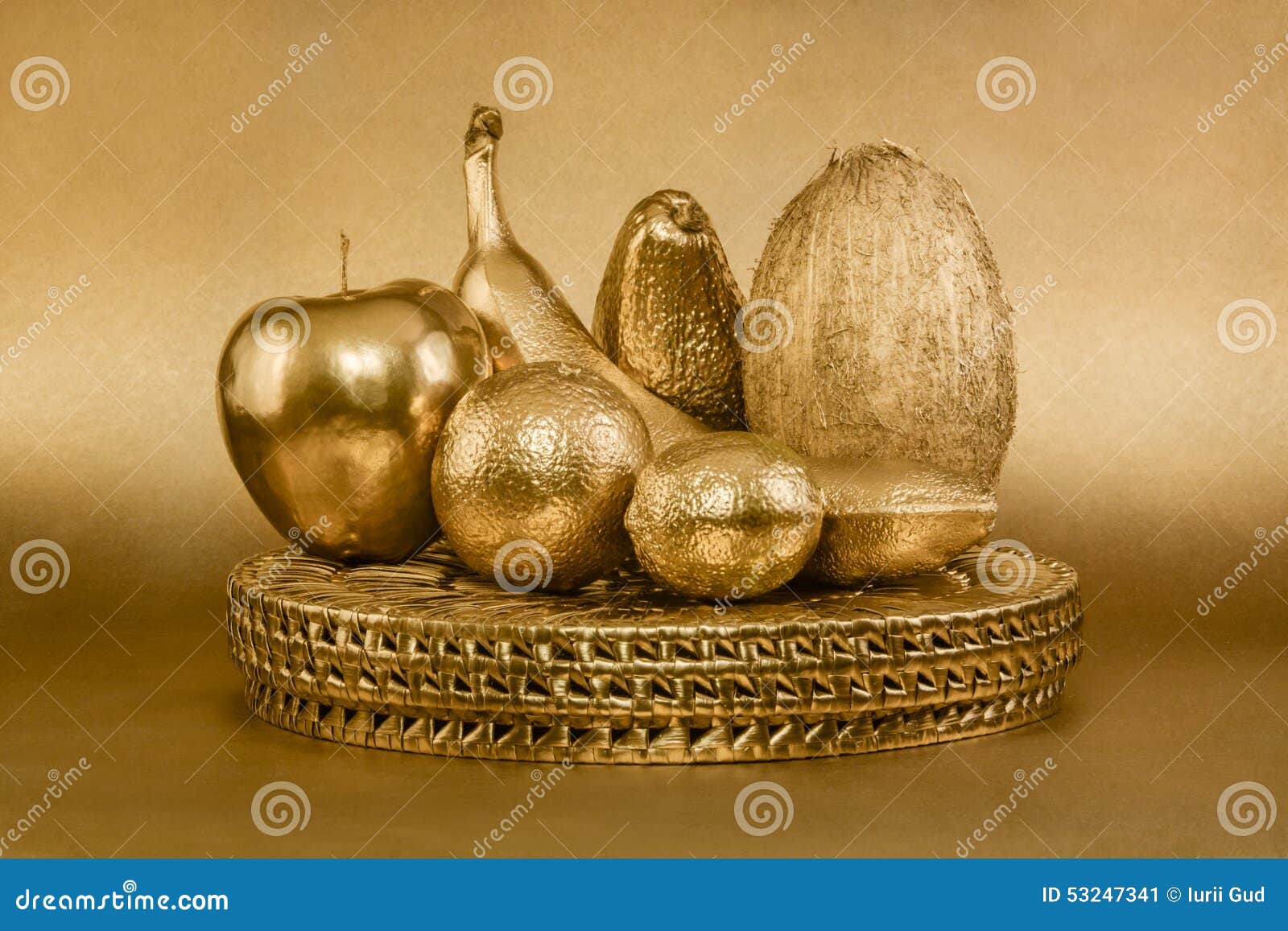 Золотые предметы. Золотые фрукты. Золотые фрукты. Золотые фрукты на черном фоне. Золотые фрукты.