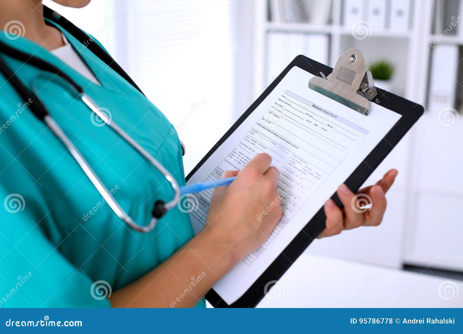 Медицинская история пациента. Сбор анамнеза у косметолога. Медсестра заполняет историю болезни. Доктор история болезни. Врач карикатура.