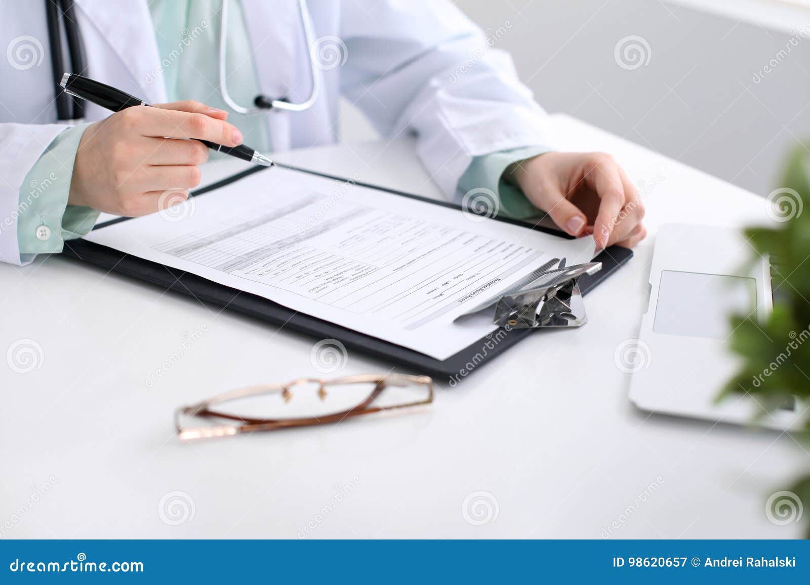 Fill in over out of. Fill in over out of. Fill in примеры. Task 1 fill in the gaps. Фразовый глагол to run.