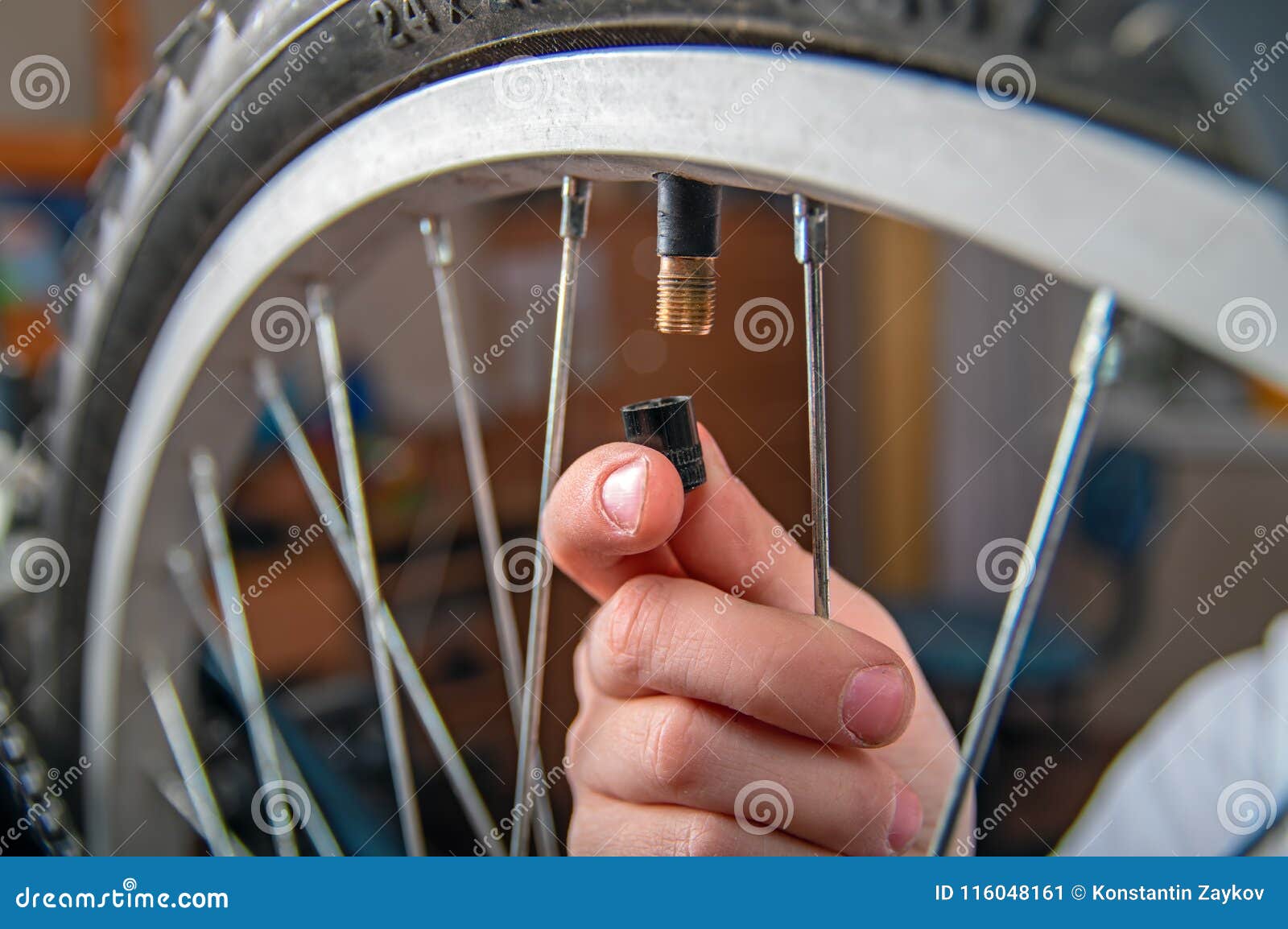 Как накачать колесо велосипеда с тонким ниппелем. Ниппели спиц и обод колеса. Велосипедный сосок на колесе. Колпачки на ниппель велосипеда шоссер. Крепление ниппеля вело обода.
