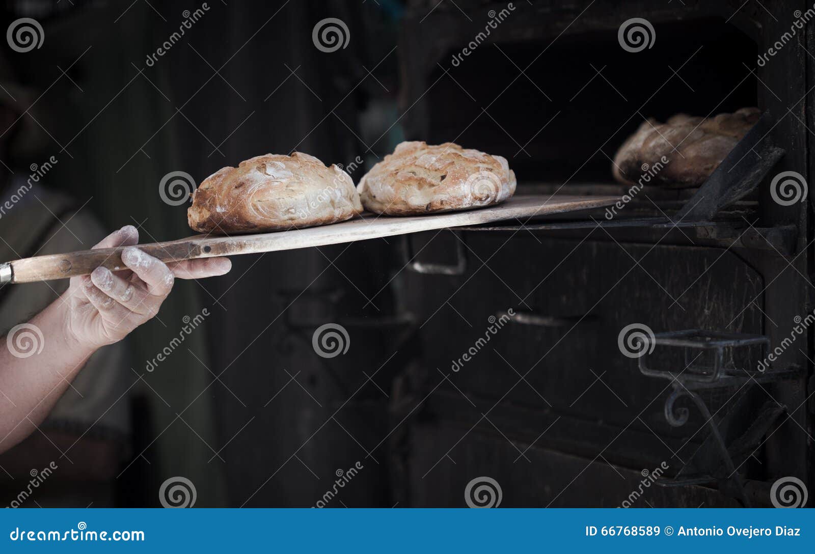 Видео печь хлеб. Пекарь печет хлеб. Печь для хлеба Бейкер. Лопата для хлеба. Ремесленная пекарня пекарь печь.