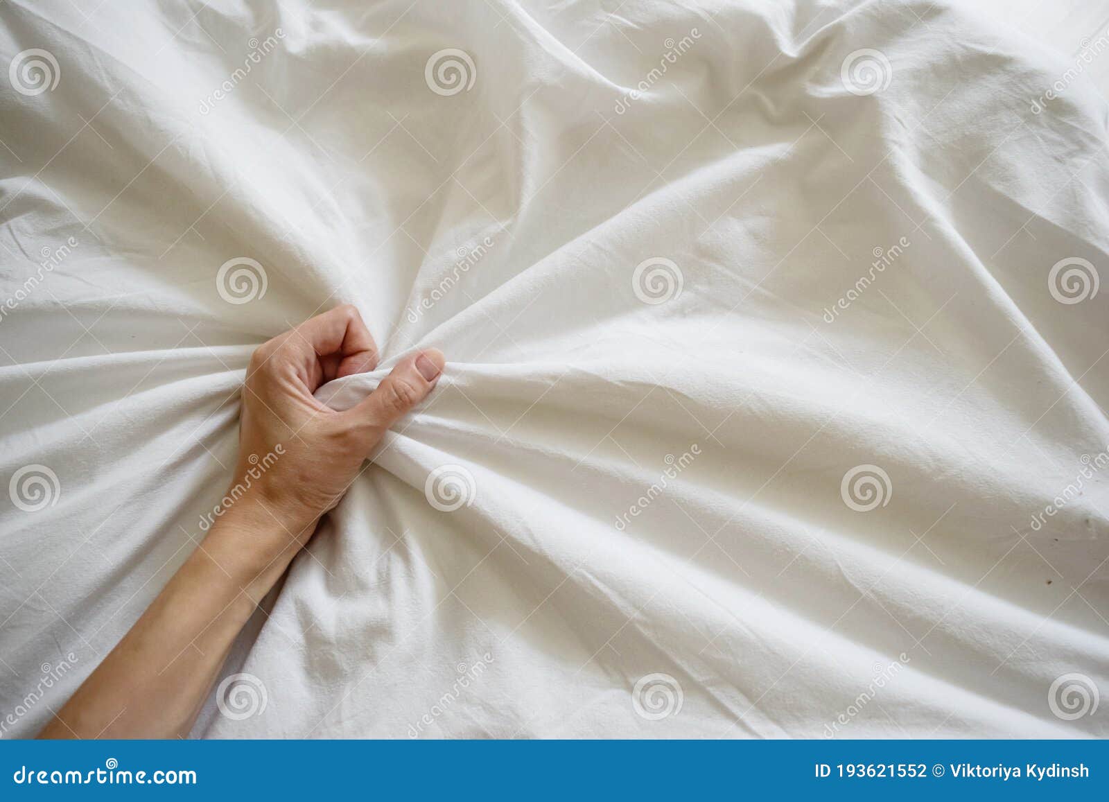 Конец на сексуальной руки женщины тянет и сокращение белые простыни в экстазе в кровати. Оргазм на белом кровати. Секс и эротическ Стоковое Фото - изображение насчитывающей наг, люди: 193621552