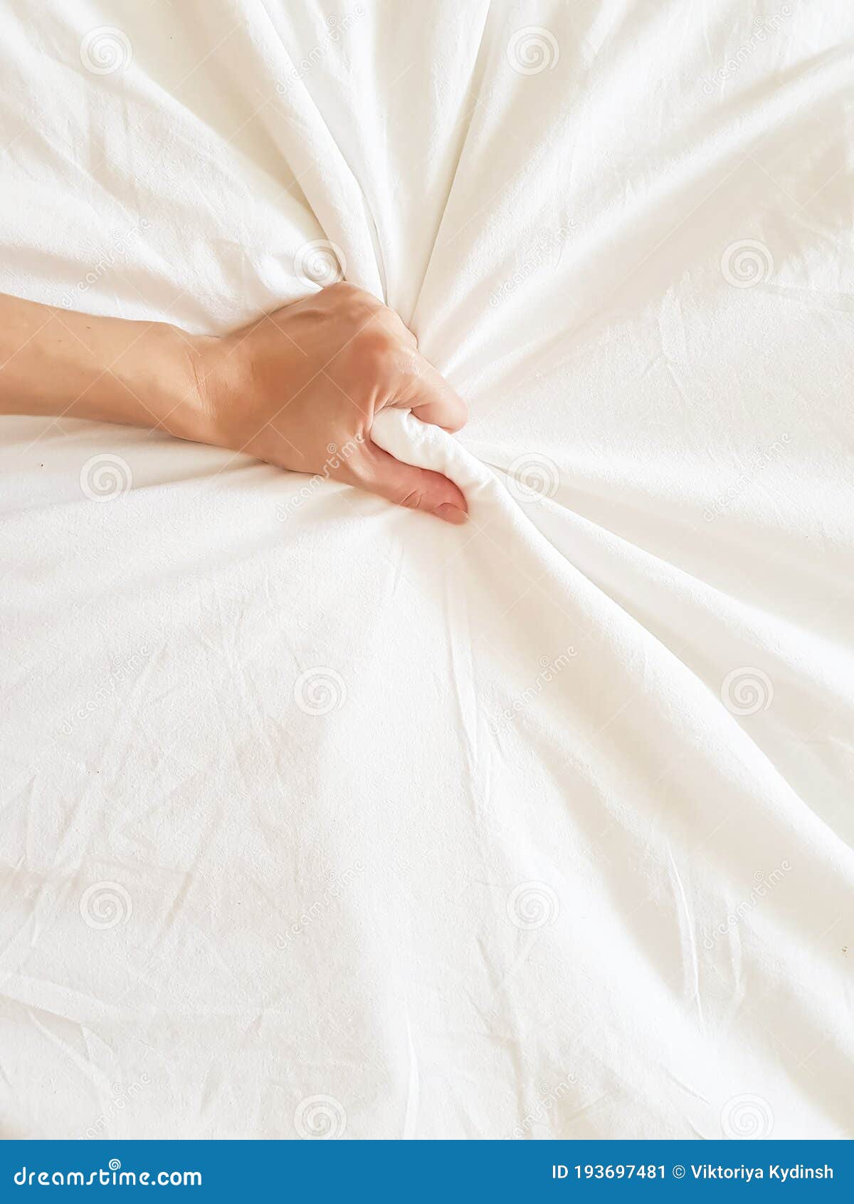 Конец на сексуальной руки женщины тянет и сокращение белые простыни в экстазе в кровати. Оргазм на белом кровати. Секс и эротическ Стоковое Изображение - изображение насчитывающей взволнованность, руки: 193697481