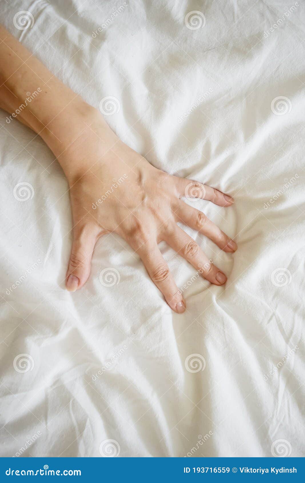 Конец на сексуальной руки женщины тянет и сокращение белые простыни в экстазе в кровати. Оргазм на белом кровати. Секс и эротическ Стоковое Изображение - изображение насчитывающей эротично, романско: 193716559