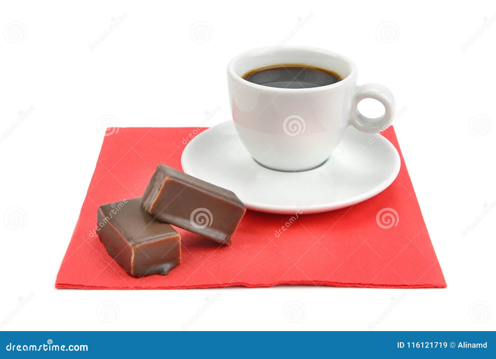 Конфета чашки кофе и шоколада изолированная на белой предпосылке Стоковое  Изображение - изображение насчитывающей шоколады, кафе: 116121719