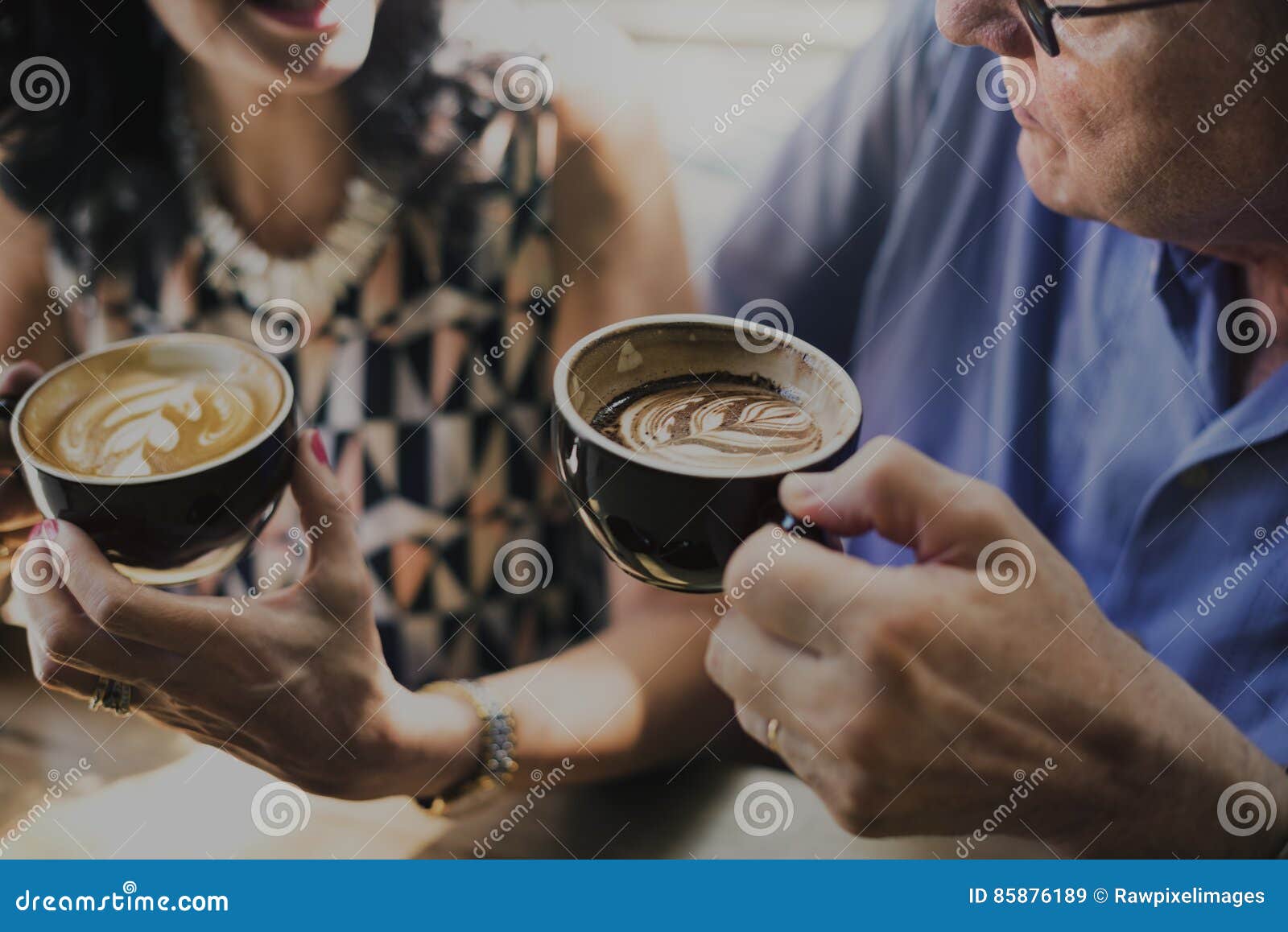 Вместе пить кофе. Кофе вместе. Пить кофе. Наслаждается кофе. Наслаждение кофе.